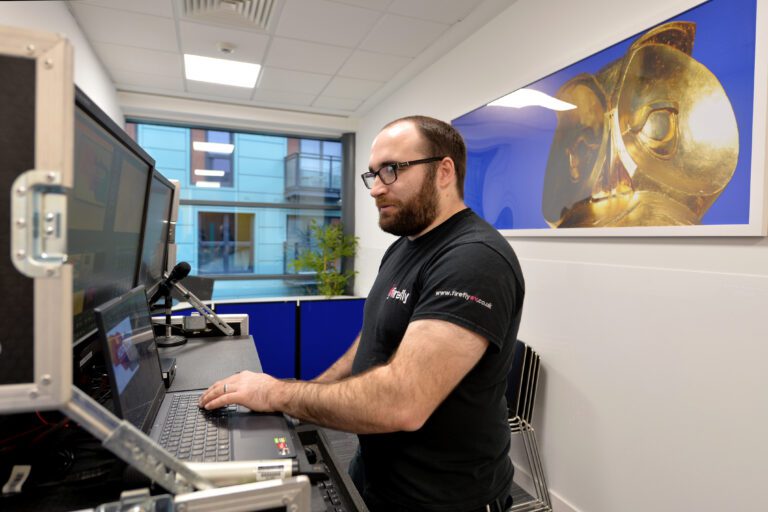 Image of a firefly employee working at Horizon